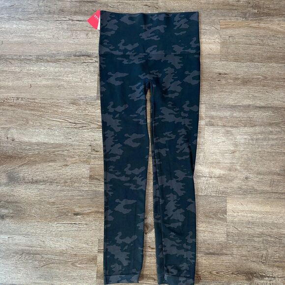 NWT Spanx Look At Me Now Camo Leggings Size Large Black Camo Slimming - Picture 3 of 4